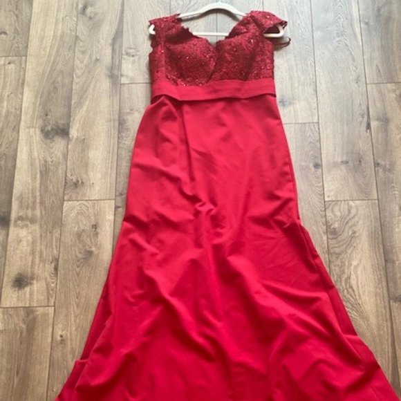 Red Gown- Size 14 - Picture 5 of 7